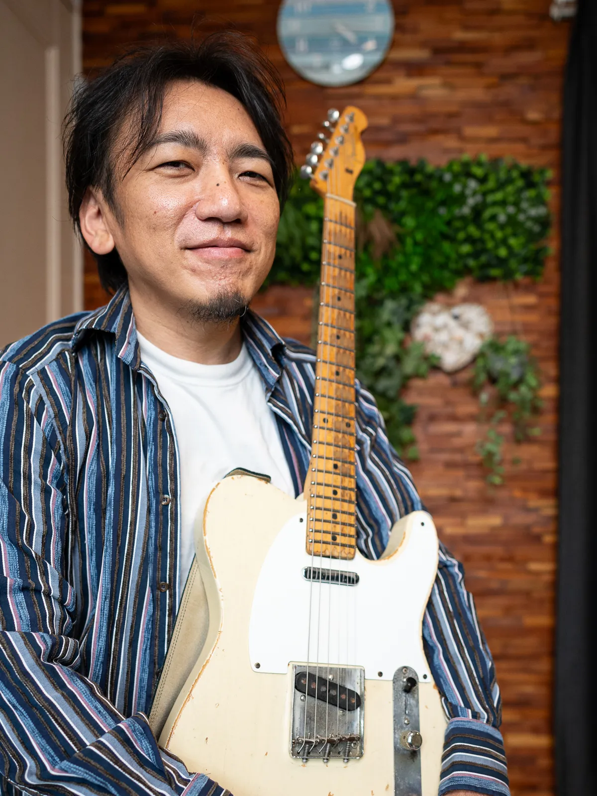 演奏する藤井進一講師