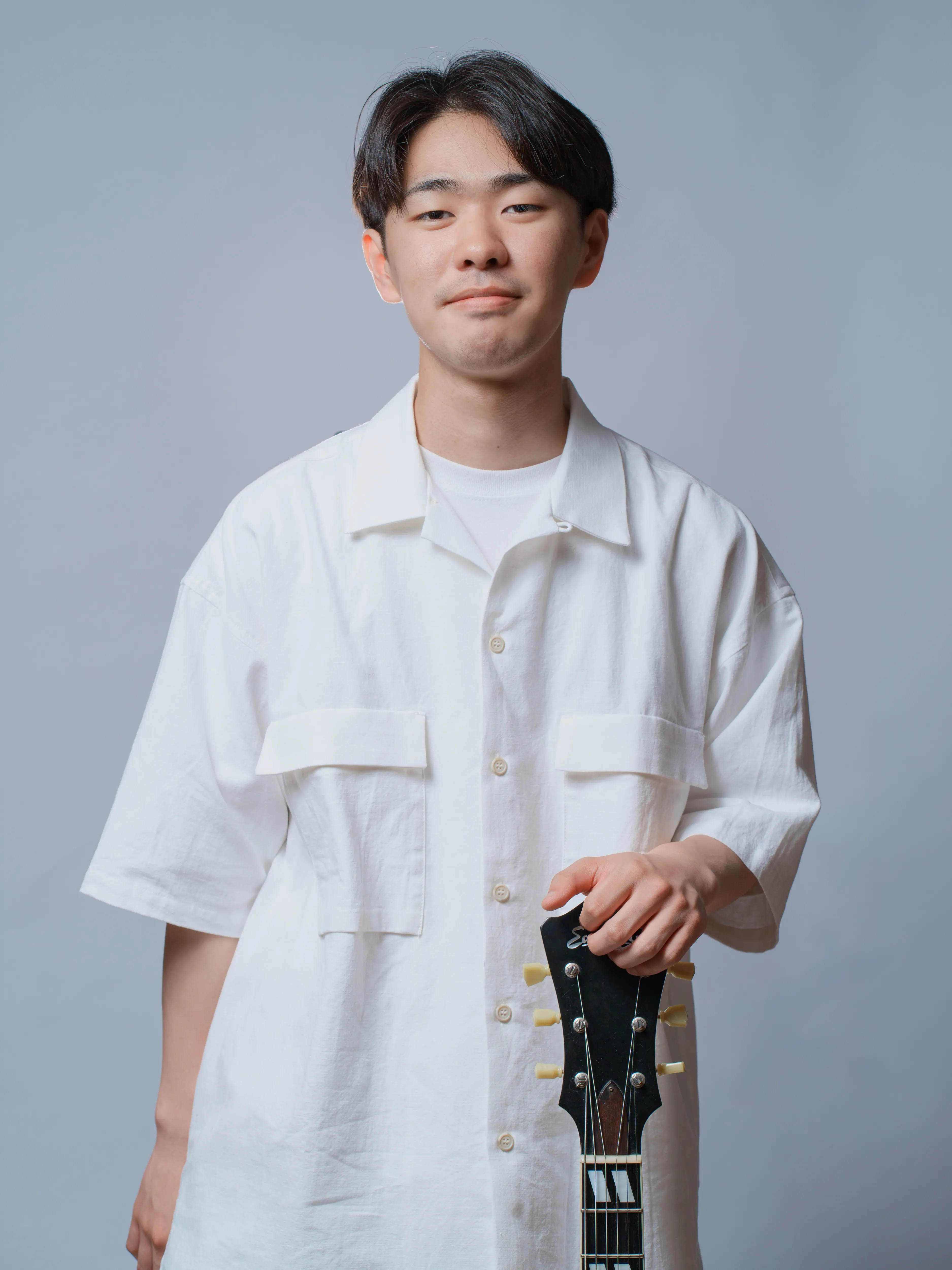 ギターを持つ寅野凜太郎講師