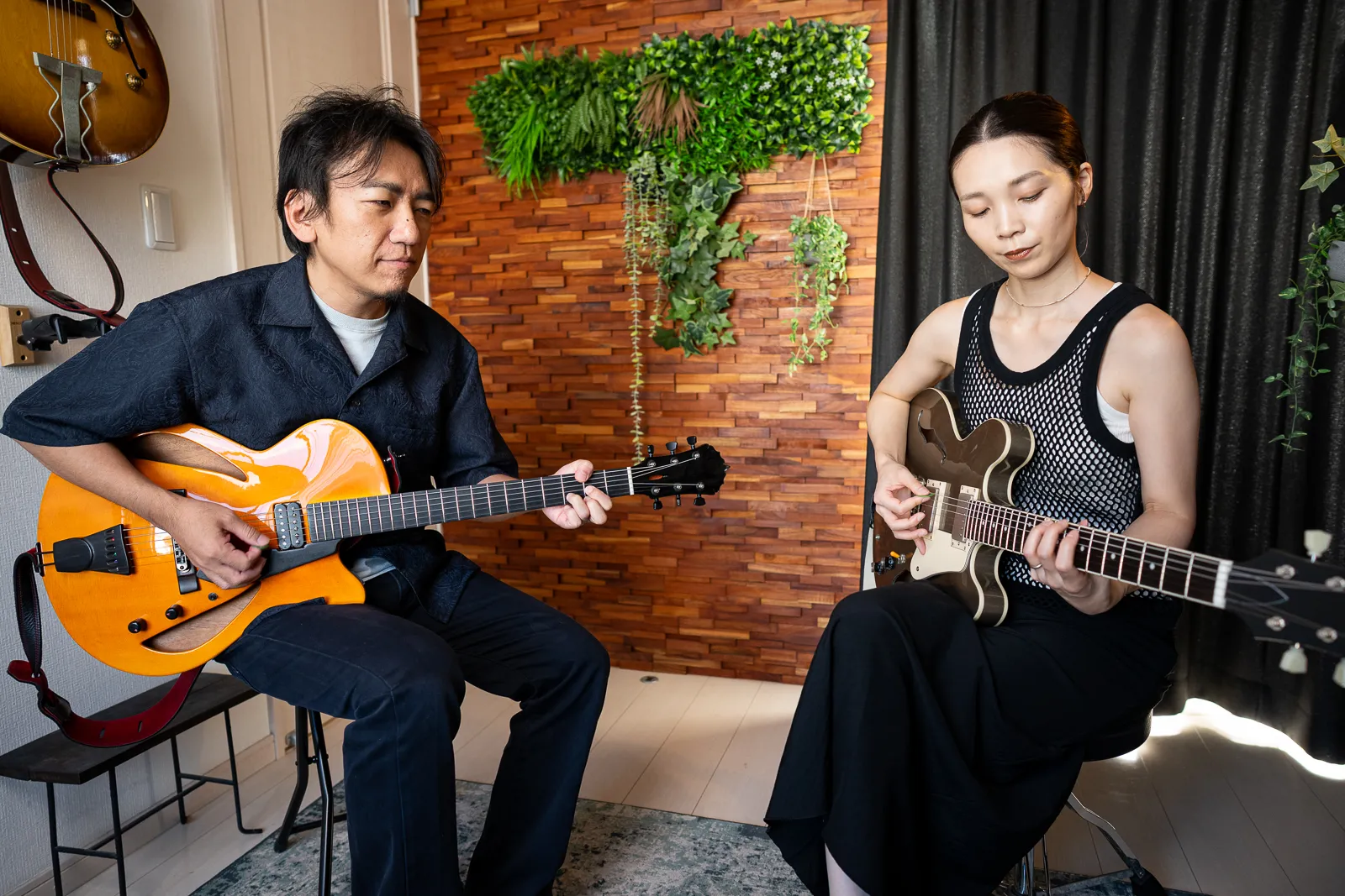 晴香さんと藤井進一先生がギターを演奏している様子