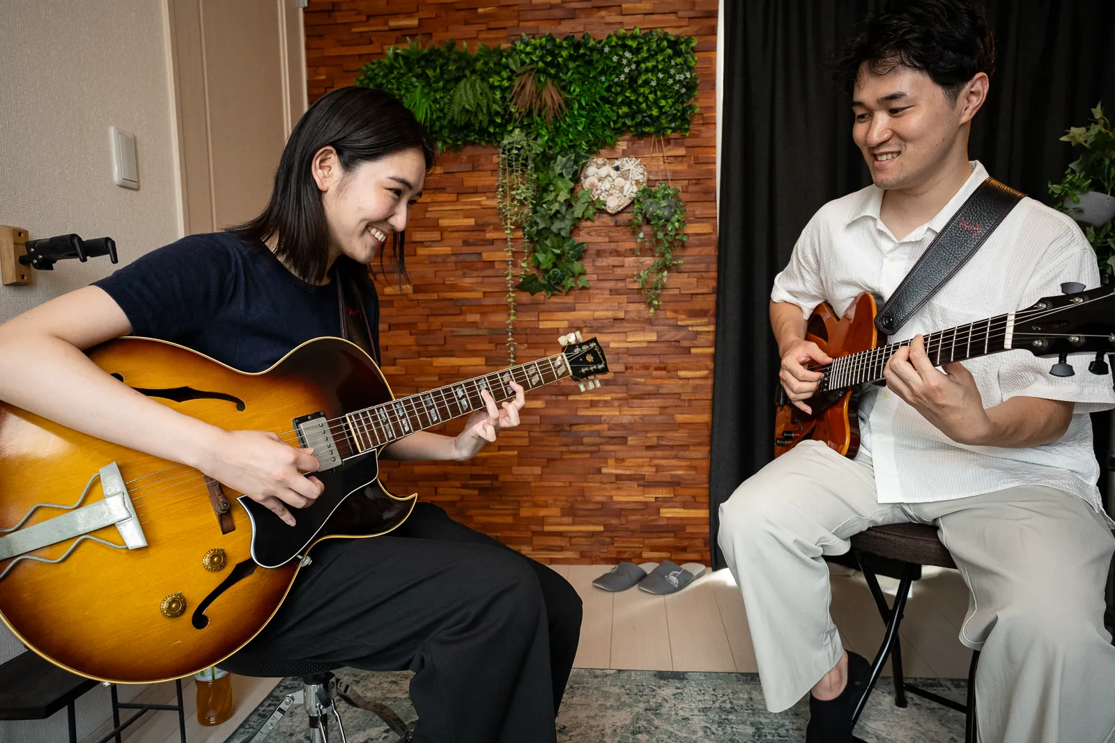 K.Yさんと谷澤友和先生がギターを演奏している様子